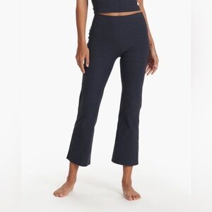 Women's Vuori mid rise elevation slim bootcut legging midnight Heather Small